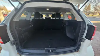 leather, 3.6 litre ,back-up camera, great tires,sun roof,cruise