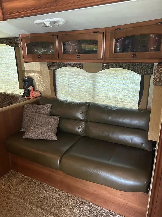 2012 North Trail 32BUDS Trailer in Travel Trailers & Campers in Grand Bend - Image 5