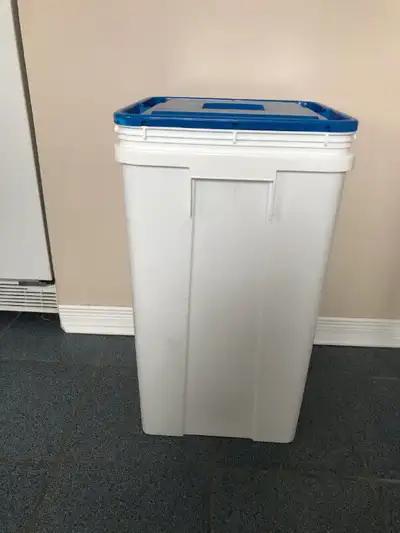 Bacs carrés plastique usagés avec couvercle, View more