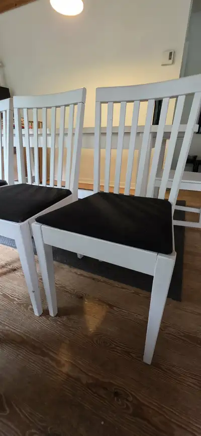 6 chaises de salle à dîner Egon pour $100.00, View more