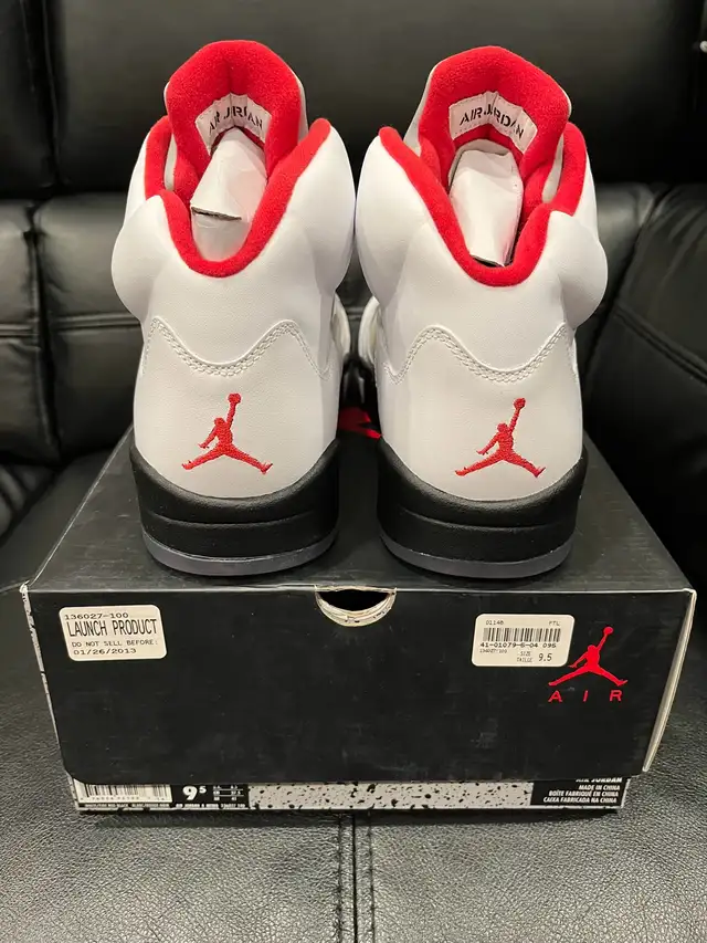 Air Jordan 5 Retro • Fire Red Silver Tongue • size 9.5 in Men's Shoes in City of Toronto - Image 3