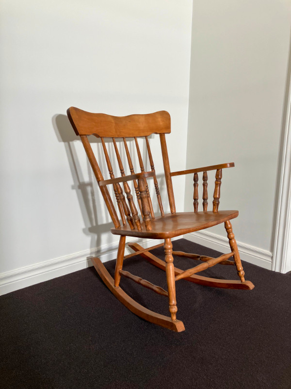 SOLID MAPLE HARDWOOD ROCKING CHAIR in Chairs & Recliners in Mississauga / Peel Region - Image 3