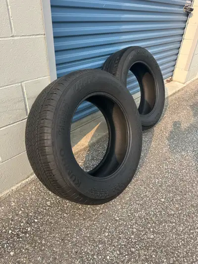 Pair of 245/60r18 105T Kumho Crugen HP71 all season tires. in excellent condition with very high tre...