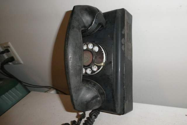 Téléphone mural ancien en bakelite dans Art et objets de collection  à Laurentides - Image 2