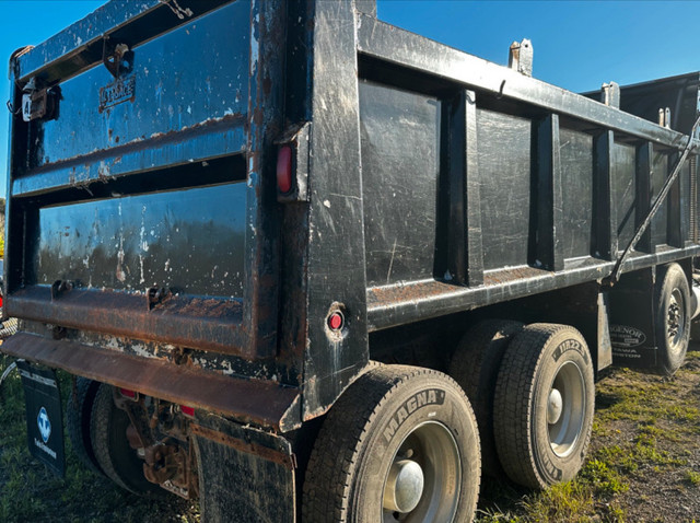 Volvo VHD dump truck in Heavy Trucks in Markham / York Region - Image 4