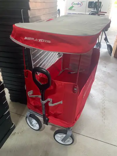 Get ready for family adventures with this Radio Flyer convertible wagon! This gently used wagon is p...