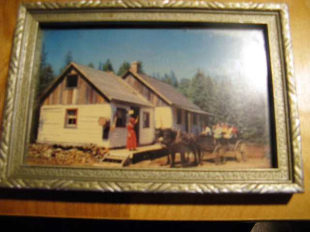 Carte postale encadrée de l'extérieur de la maison de Séraphin. dans Art et objets de collection  à Trois-Rivières