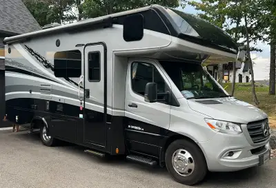 Magnifique VR Dynamax Isata 3 24FW 2023, monté sur un chassis Mercedes Sprinter 3500. En excellente...