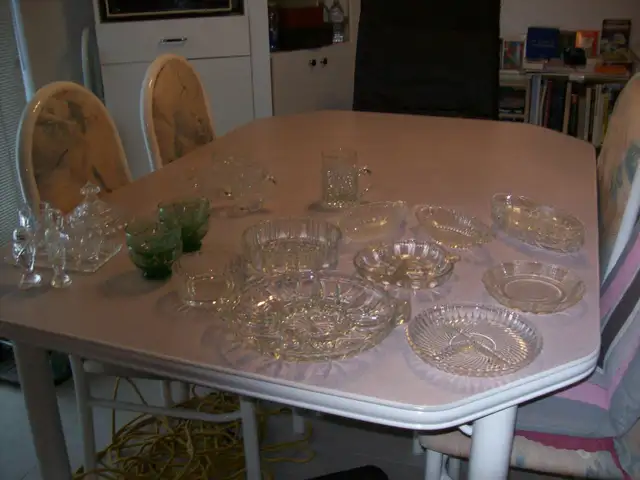 article de cuisine en cristal,plat hors d,oueuvre,vases,beurrier in Kitchen & Dining Wares in Laval / North Shore - Image 3