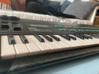 Yamaha DX100 FM Synthesizer + manuels + soft case