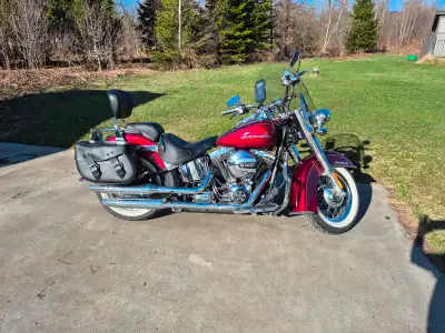 Harley Davidson Heritage Softail Deluxe FLSTN 2017 en excellente condition avec seulement 14, 342 KM...