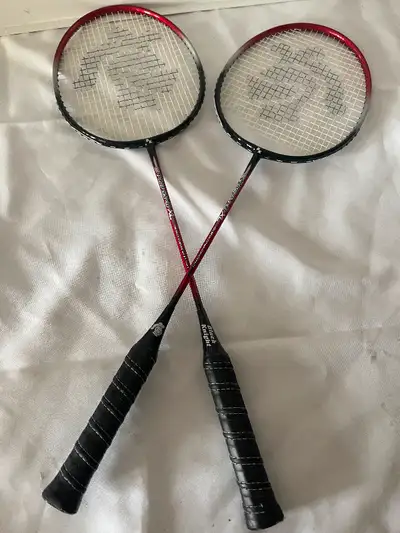 BADMINTON RACKETS, RAQUET, RACKET, LIKE NEW CONDITION, AHUNTSIC P/U 94 GRAMS 75$ FIRM. SET OF 2 , SO...
