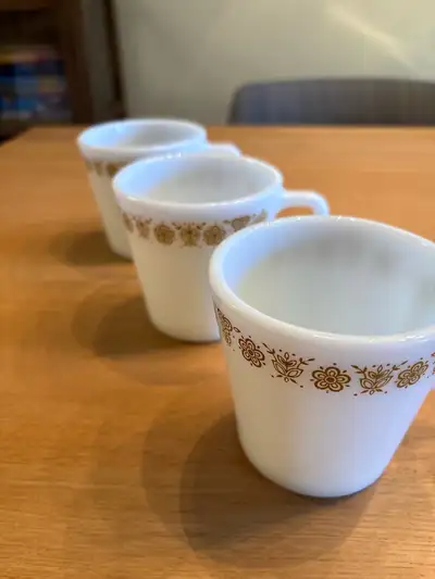 Lot de trois tasses Pyrex vintage