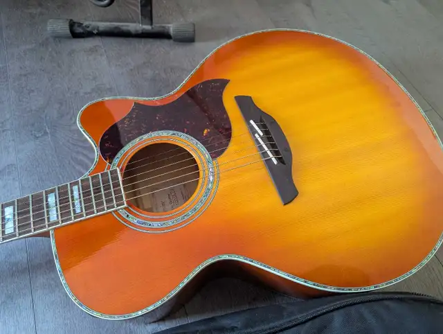 Gorgeous Takamine Jumbo acoustic electric guitar *Mint in Guitars in Calgary - Image 3
