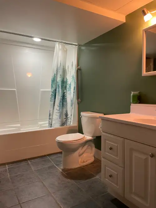 OPEN PLAN, SELF CONTAINED, PRIVATE ENTR. APARTMENT to Clean, Responsible, Quiet Person. Lg., full ba...