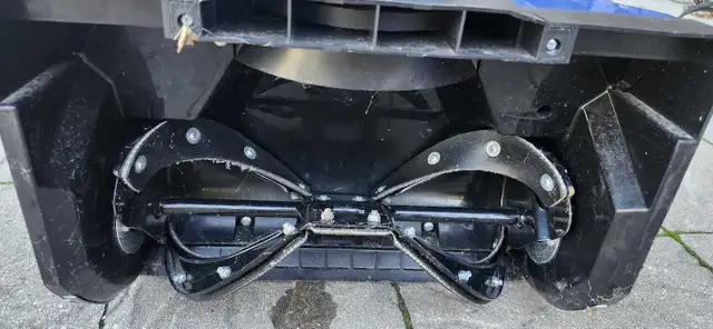 Snow Joe Ultra 18" 13-amp Electric Snow Thrower in Snowblowers in City of Toronto - Image 6