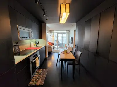 Beautiful 2BD Luxury Condo near CN Tower & Lake (incl. Parking)