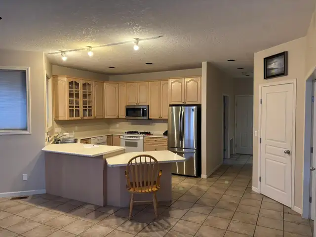 Short Term October - House in Oak Bay. Avail Oct 1 - Nov 3 only63815787488385120