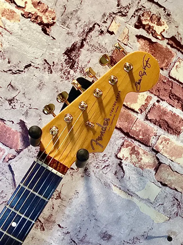 Fender Stevie Ray Vaughan Stratocaster - 1995 in Guitars in Oakville / Halton Region - Image 5