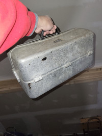 Vintage UMCO Model 1000AS Aluminum Fishing Tackle Box Lure Case