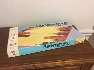 This backgammon game case is in great vintage shape, shows very little wear for its age, open it up...