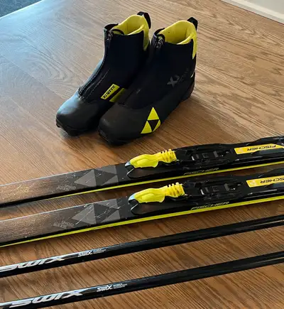 Full set classic cross-country skis Boots: Fischer XJ Sprint - size EU39 (NNN) Skis: Fischer Sprint...