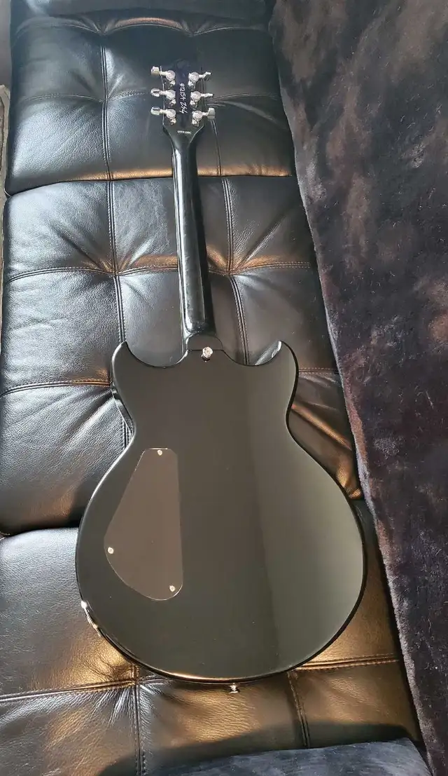Reverend Manta Ray HB - Semi-Hollow & Hard Case in Guitars in Mississauga / Peel Region - Image 3