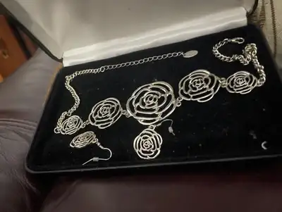 necklace and earrings bizou, View more