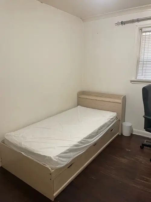 Available on the main floor of a house near Scarborough Golf Club and Lawrence, this spacious room o...