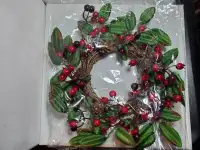 Christmas crown with berry & pine cones brand new/couronne noël