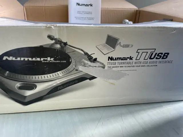 Numark DJ turntable and record player425225565819392001