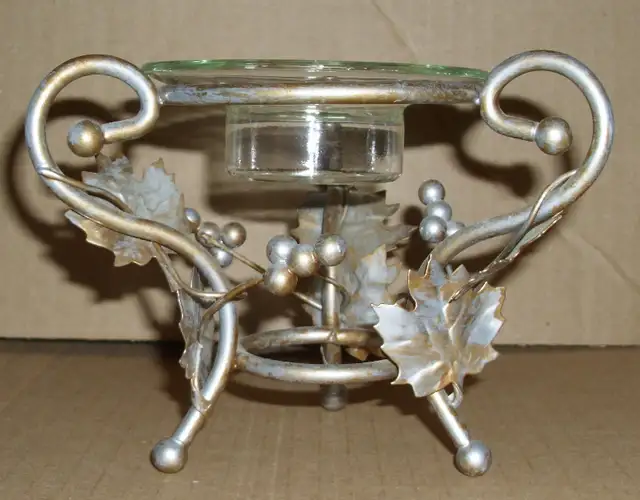 Grape and Vine Candle Holder and 10 Candles in Home Décor & Accents in Mississauga / Peel Region - Image 2