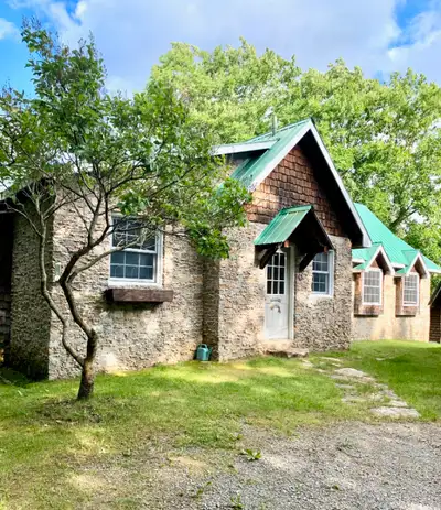 Lovely, clean cottage available on gorgeous pristine lake. Swimming is excellant with large beach ar...
