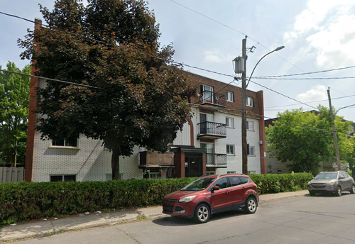 Joli 5 ½ au 2 etage, entree laveuse et secheuse , 2 balcons, portes patios, stationnement, arret d a...