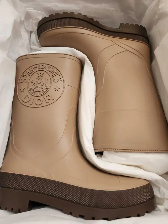 DIOR DIORUNION SIZE 39 RUBBER BOOTS  in Women's - Shoes in City of Toronto - Image 2