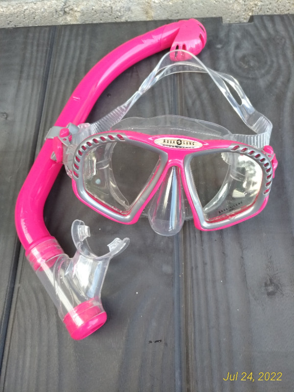 Girls mask and snorkel set in Water Sports in Brantford - Image 2