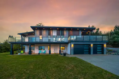 This stunning 4 Bed+Den|Office/4 Bath Contemporary Home offers breathtaking ocean/mountain views, br...