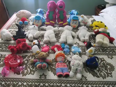 Up for sale is a twenty five piece lot of vintage stuffed animals complete with storage bag. Part of...