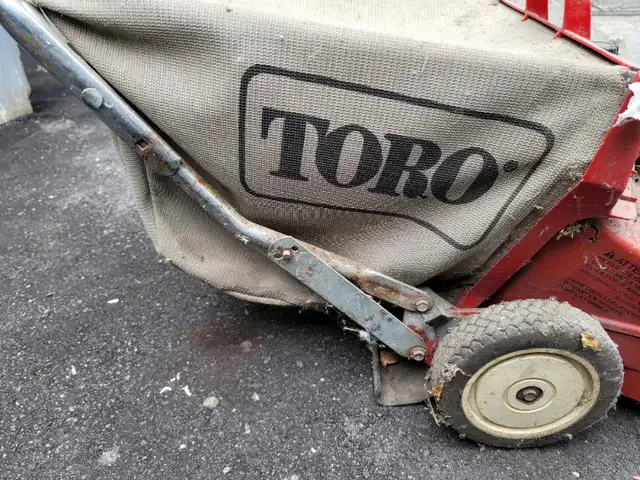 Toro 530 Push Gas Lawnmower in Lawnmowers & Leaf Blowers in Regina - Image 4