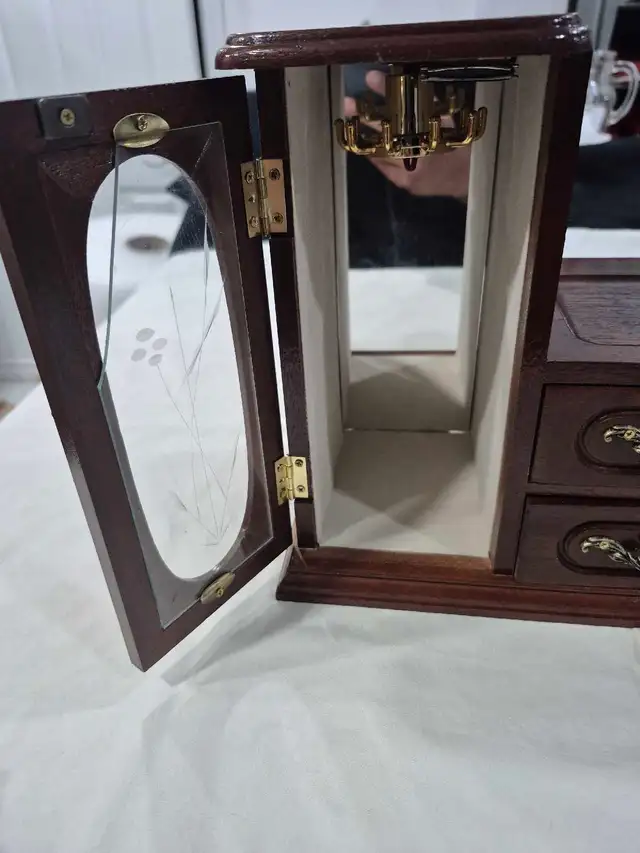 Vintage Style Wooden Jewelry Armoire Cabinet w/ Drawers & Neckl in Home Décor & Accents in City of Toronto - Image 6