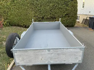 Remorque artisanale avec structure en acier galvanisé. Dimension 96 po x 56 po cotés et fond en plaq...
