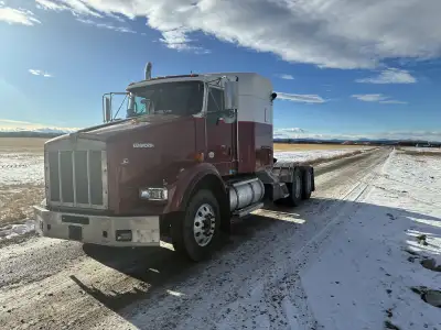 2014 Kenworth T800 tractor. 500HP Paccar engine, 18 speed auto shift transmission, Super 40 rears wi...