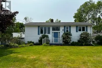 **ALL-INCLUSIVE 3-BEDROOM HOUSE – AVAILABLE NOVEMBER 1** Spacious **3-bedroom, 1-bathroom upper-leve...