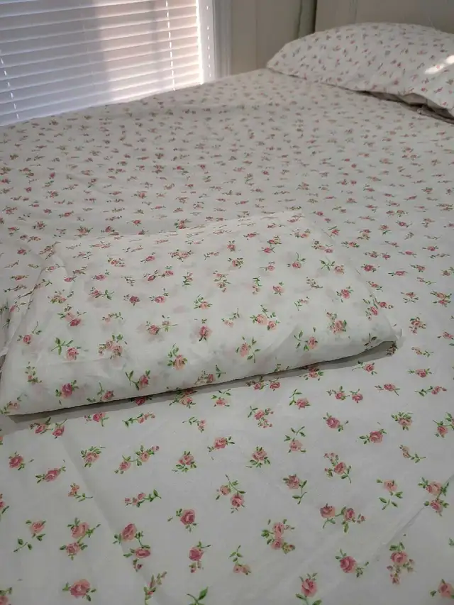 Queen size bedsheet and fitted sheet with 2 pillow cases in Bedding in Peterborough - Image 4