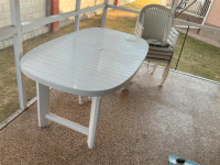 Grosflex patio table and 4 matching chairs. Excellent condition.