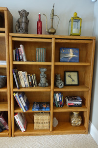 Solid wood bookcase/shelve. Like new.