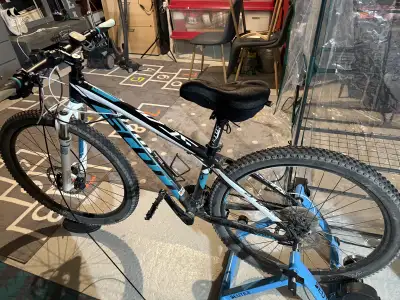 This bike is extremely well maintained clean and ready to ride . Hardtail Wheel size 27.5 Frame size...