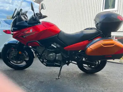 Suzuki VStrom dl 650 2011. Excellente condition mécanique, entretien fait annuellement. Vendue avec...