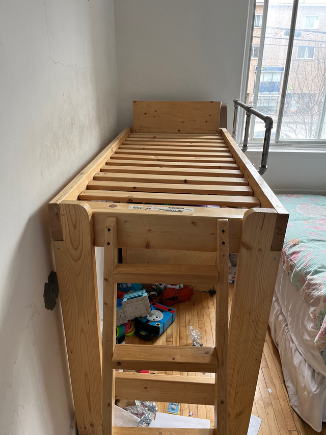 Solid Wood Loft Bed w Angle Ladder dans Lits et matelas  à Ville de Montréal - Image 4