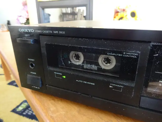 Onkyo TA-R240 vintage auto reverse Cassette Tape Deck (1987-89) in Stereo Systems & Home Theatre in Markham / York Region - Image 4